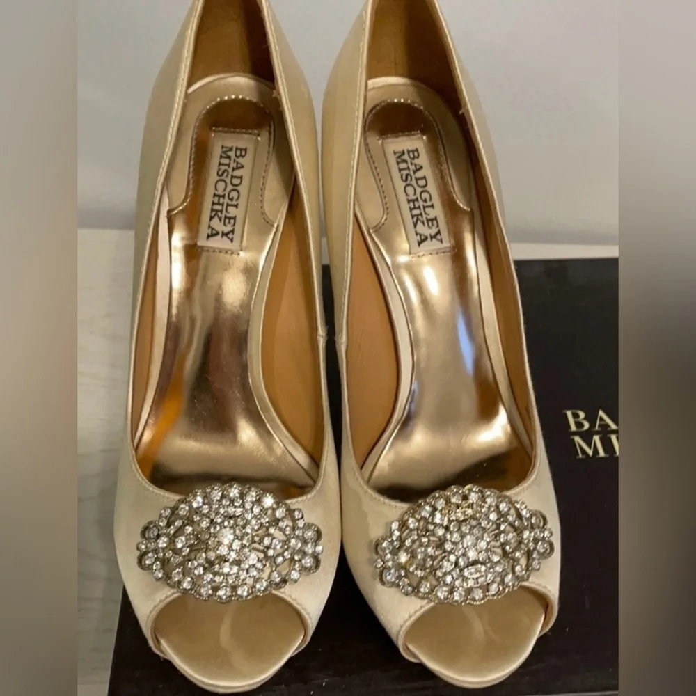 Badgley Mischka Women’s Goodie Vansat Champagne Satin Shoes Heels Size 7.5